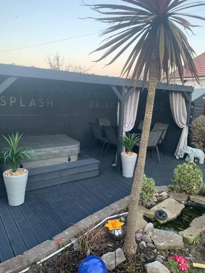 Sunnyside - Large Seaside Home With Views And Hot Tub Prestatyn Extérieur photo