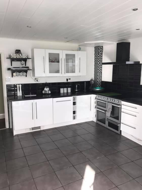 Sunnyside - Large Seaside Home With Views And Hot Tub Prestatyn Extérieur photo