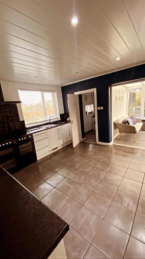 Sunnyside - Large Seaside Home With Views And Hot Tub Prestatyn Extérieur photo