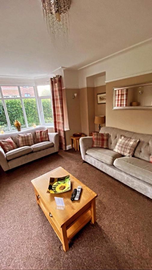 Sunnyside - Large Seaside Home With Views And Hot Tub Prestatyn Extérieur photo