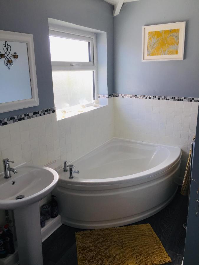 Sunnyside - Large Seaside Home With Views And Hot Tub Prestatyn Extérieur photo