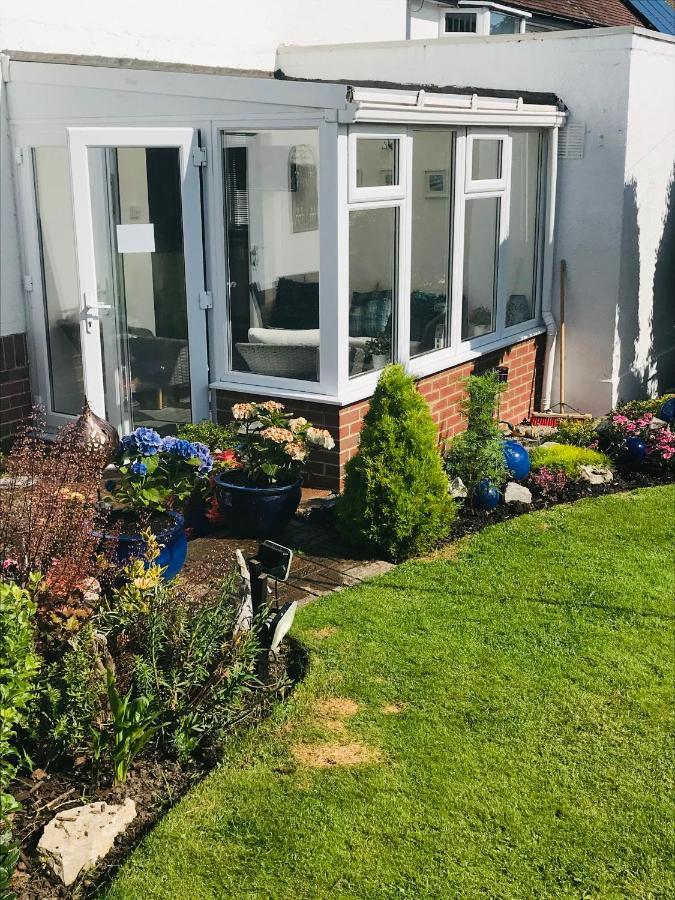 Sunnyside - Large Seaside Home With Views And Hot Tub Prestatyn Extérieur photo