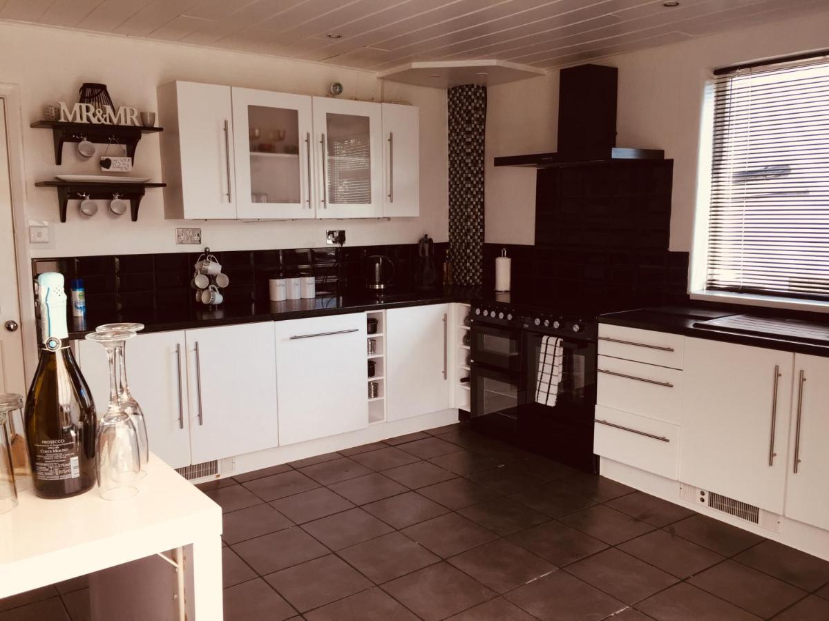 Sunnyside - Large Seaside Home With Views And Hot Tub Prestatyn Extérieur photo