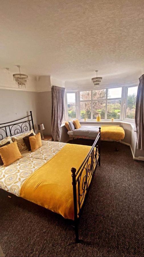 Sunnyside - Large Seaside Home With Views And Hot Tub Prestatyn Extérieur photo